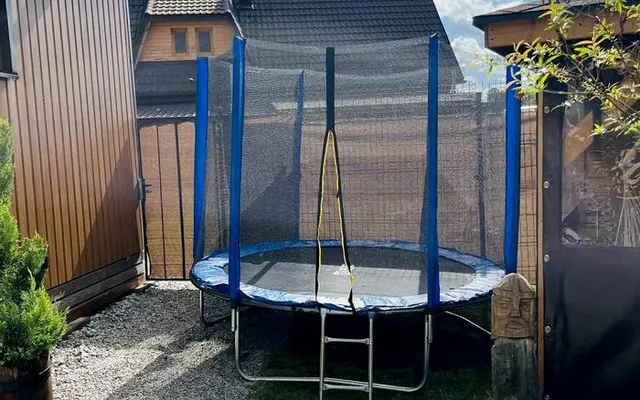 Trampolína na dvore